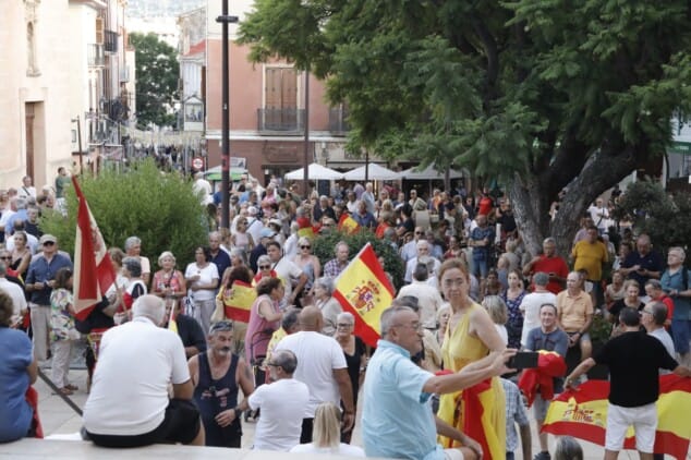 La concentración en apoyo a Ceuta llena la plaza del Ayuntamiento de Dénia entre banderas e insultos a Pedro Sánchez 16 numerosos asistentes llenan la plaza de la constitucion de denia durante la concentracion en apoyo a ceuta 24
