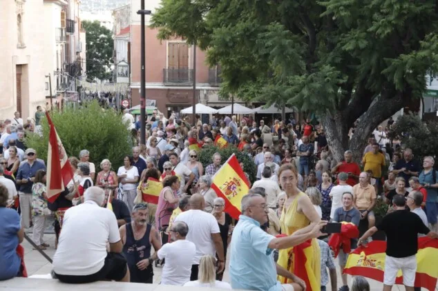 La concentración en apoyo a Ceuta llena la plaza del Ayuntamiento de Dénia entre banderas e insultos a Pedro Sánchez 16 numerosos asistentes llenan la plaza de la constitucion de denia durante la concentracion en apoyo a ceuta 24