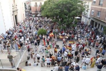 Numerosos asistentes llenan la plaza de la Constitución de Dénia durante la concentración en apoyo a Ceuta (25)