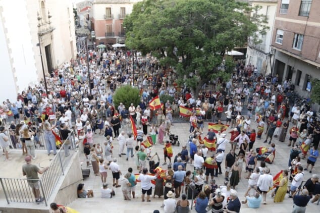 La concentración en apoyo a Ceuta llena la plaza del Ayuntamiento de Dénia entre banderas e insultos a Pedro Sánchez 17 numerosos asistentes llenan la plaza de la constitucion de denia durante la concentracion en apoyo a ceuta 25