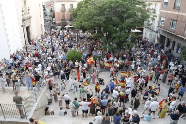 La concentración en apoyo a Ceuta llena la plaza del Ayuntamiento de Dénia entre banderas e insultos a Pedro Sánchez 17 numerosos asistentes llenan la plaza de la constitucion de denia durante la concentracion en apoyo a ceuta 25
