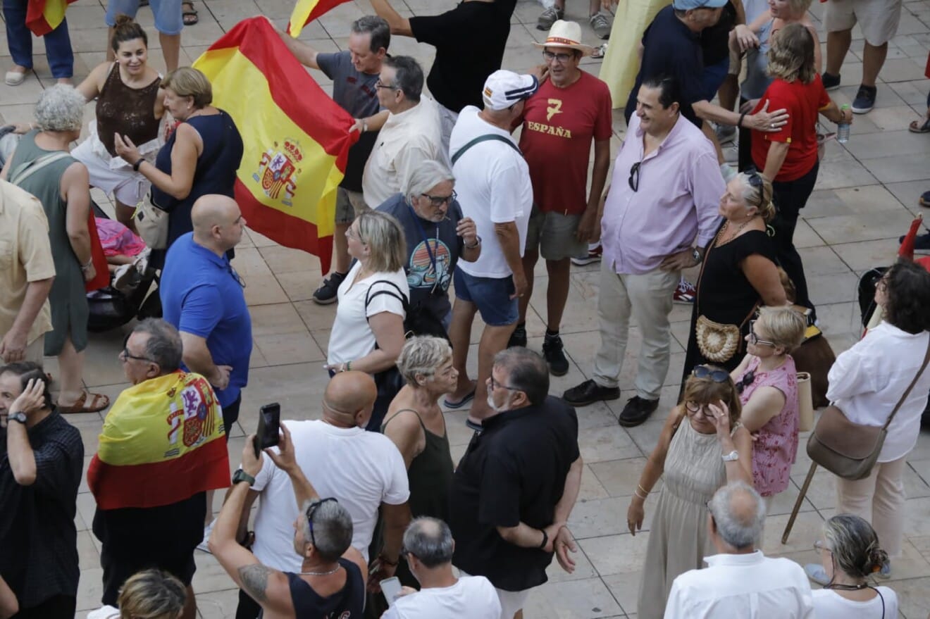 Numerosos asistentes llenan la plaza de la Constitución de Dénia durante la concentración en apoyo a Ceuta (26)