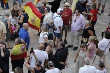 Numerosos asistentes llenan la plaza de la Constitución de Dénia durante la concentración en apoyo a Ceuta (26)