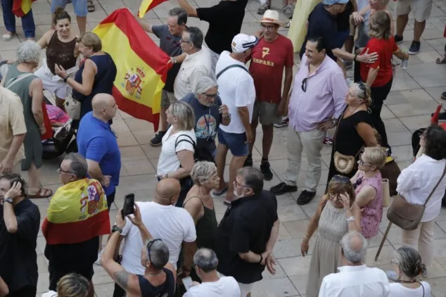 La concentración en apoyo a Ceuta llena la plaza del Ayuntamiento de Dénia entre banderas e insultos a Pedro Sánchez 18 numerosos asistentes llenan la plaza de la constitucion de denia durante la concentracion en apoyo a ceuta 26