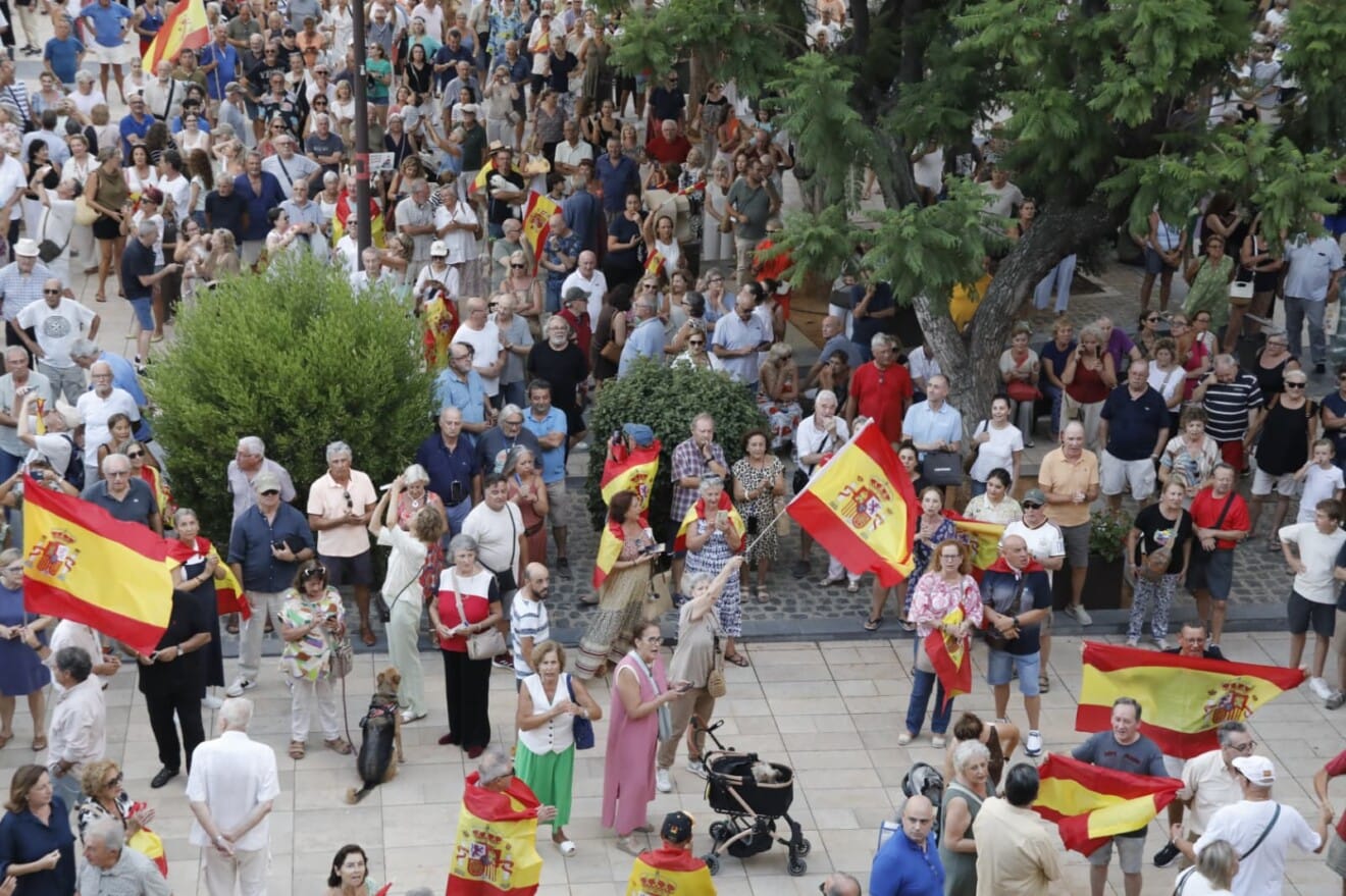 Numerosos asistentes llenan la plaza de la Constitución de Dénia durante la concentración en apoyo a Ceuta (27)