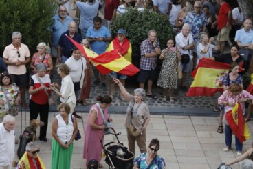Numerosos asistentes llenan la plaza de la Constitución de Dénia durante la concentración en apoyo a Ceuta (28)