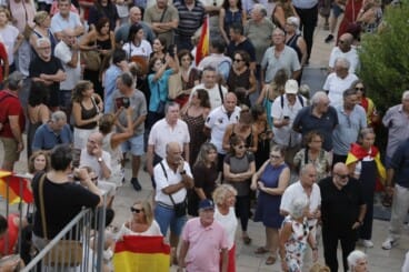 Numerosos asistentes llenan la plaza de la Constitución de Dénia durante la concentración en apoyo a Ceuta (29)