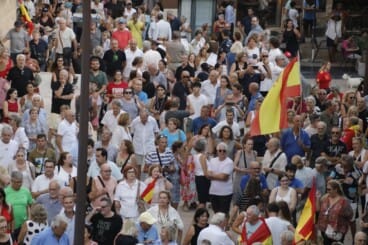 Numerosos asistentes llenan la plaza de la Constitución de Dénia durante la concentración en apoyo a Ceuta (3)