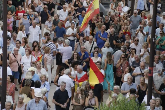 La concentración en apoyo a Ceuta llena la plaza del Ayuntamiento de Dénia entre banderas e insultos a Pedro Sánchez 25 numerosos asistentes llenan la plaza de la constitucion de denia durante la concentracion en apoyo a ceuta 4
