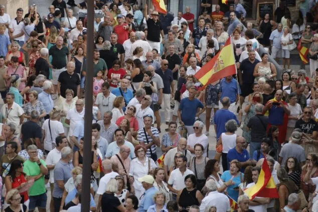 La concentración en apoyo a Ceuta llena la plaza del Ayuntamiento de Dénia entre banderas e insultos a Pedro Sánchez 26 numerosos asistentes llenan la plaza de la constitucion de denia durante la concentracion en apoyo a ceuta 5