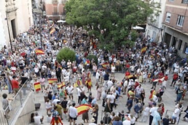Numerosos asistentes llenan la plaza de la Constitución de Dénia durante la concentración en apoyo a Ceuta (6)