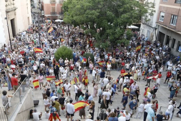 La concentración en apoyo a Ceuta llena la plaza del Ayuntamiento de Dénia entre banderas e insultos a Pedro Sánchez 27 numerosos asistentes llenan la plaza de la constitucion de denia durante la concentracion en apoyo a ceuta 6