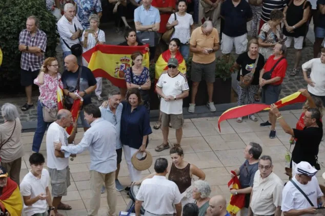 La concentración en apoyo a Ceuta llena la plaza del Ayuntamiento de Dénia entre banderas e insultos a Pedro Sánchez 28 numerosos asistentes llenan la plaza de la constitucion de denia durante la concentracion en apoyo a ceuta 7