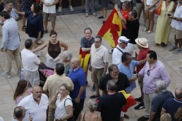 Numerosos asistentes llenan la plaza de la Constitución de Dénia durante la concentración en apoyo a Ceuta (8)