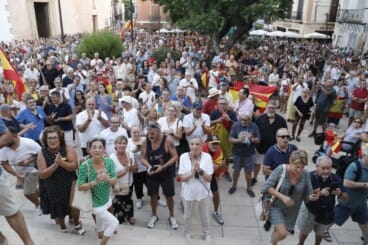 Numerosos asistentes llenan la plaza de la Constitución de Dénia durante la concentración en apoyo a Ceuta (9)
