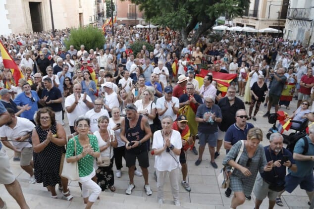 La concentración en apoyo a Ceuta llena la plaza del Ayuntamiento de Dénia entre banderas e insultos a Pedro Sánchez 1 numerosos asistentes llenan la plaza de la constitucion de denia durante la concentracion en apoyo a ceuta 9