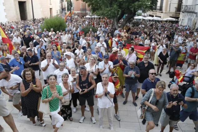 La concentración en apoyo a Ceuta llena la plaza del Ayuntamiento de Dénia entre banderas e insultos a Pedro Sánchez 1 numerosos asistentes llenan la plaza de la constitucion de denia durante la concentracion en apoyo a ceuta 9