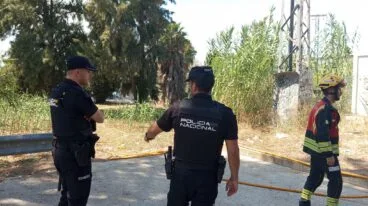 Detienen a un sospechoso con tres mecheros junto al incendio desatado cerca del instituto María Ibars de Dénia 4 Dos agentes de la Policía Nacional y un bombero en el lugar del incendio en Dénia.