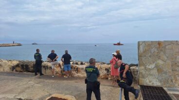 Operativo por velero volcado en el puerto de Dénia – Fran Martínez