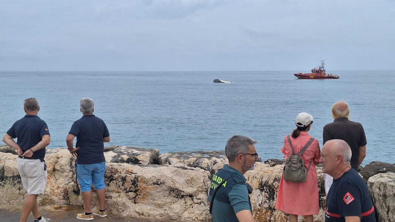 Operativo por el velero volcado en Denia - Fran Martínez