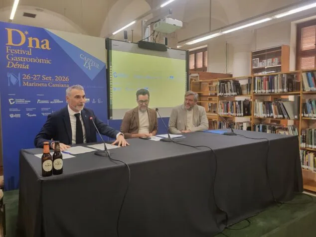 D*na 2026 de Dénia: Ferran Adrià encabeza el cartel de la novena edición 2 Imagen: José Manuel Camarero hablando en una mesa durante la presentación del D*na Festival 2026 en una biblioteca con carteles del evento.