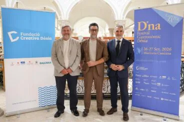 D*na 2026 de Dénia: Ferran Adrià encabeza el cartel de la novena edición 3 Rafael Carrió, Quique Dacosta y José Manuel Camarero posan delante de los carteles del D*na Festival Gastronòmic 2026 durante su presentación.
