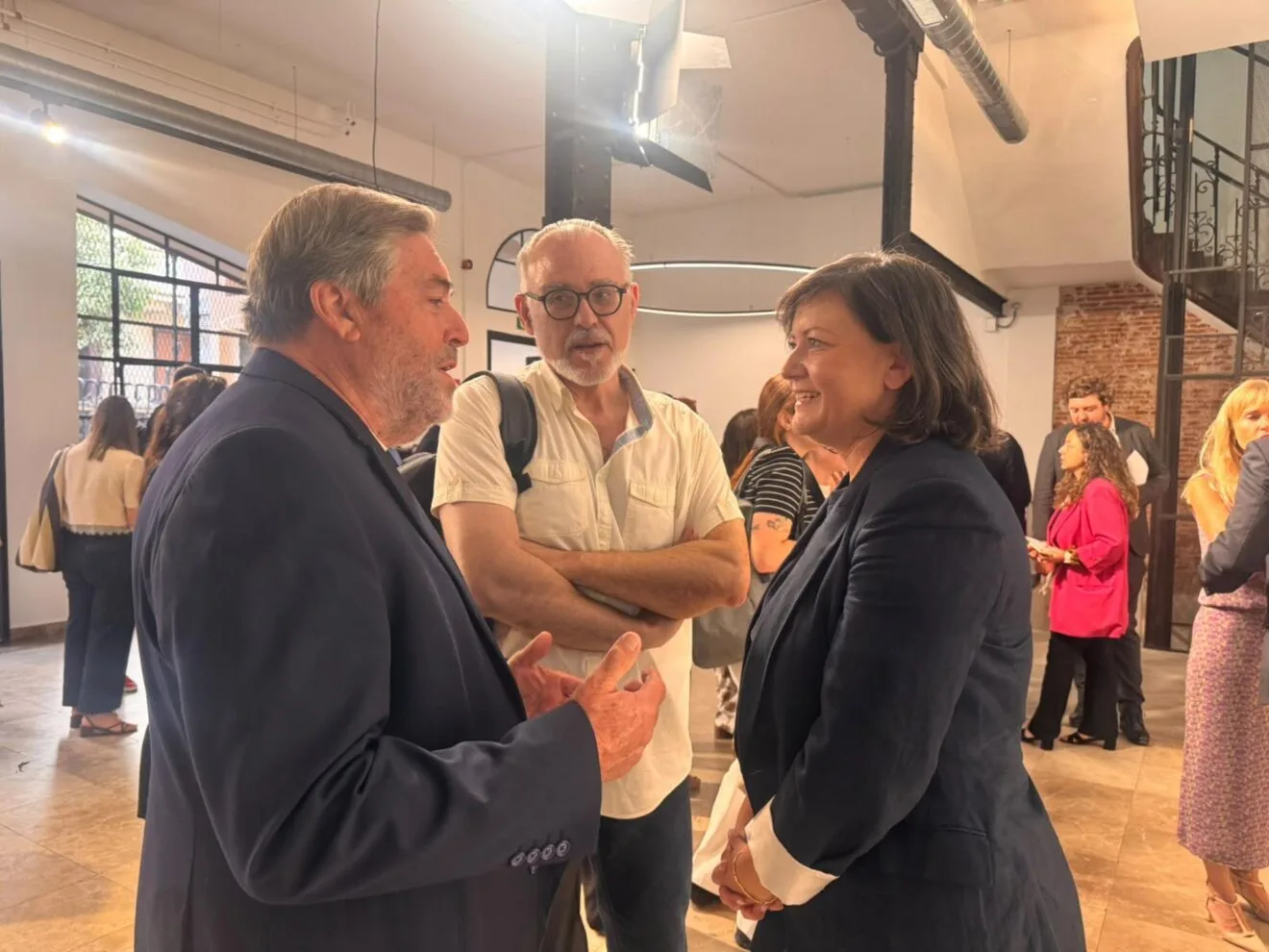 Rafa Carrió conversando durante la presentación de Casa 47