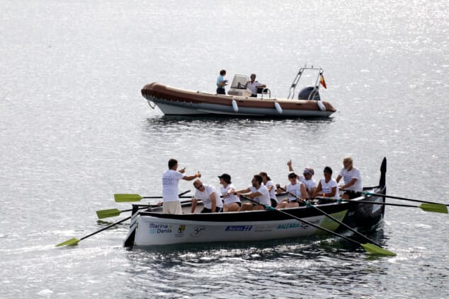 Más de un centenar de deportistas participaron en el III Desafío de 100 Paladas Solidarias en Dénia 18 regata 100 paladas solidarias de remo en denia 13