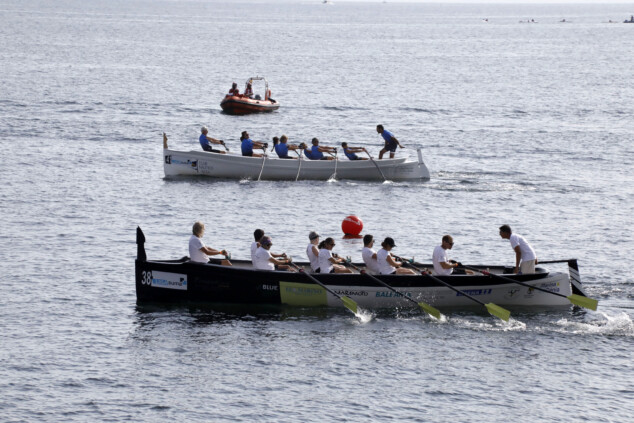 Más de un centenar de deportistas participaron en el III Desafío de 100 Paladas Solidarias en Dénia 1 Imagen: Regata 100 Paladas Solidarias de Remo en Dénia