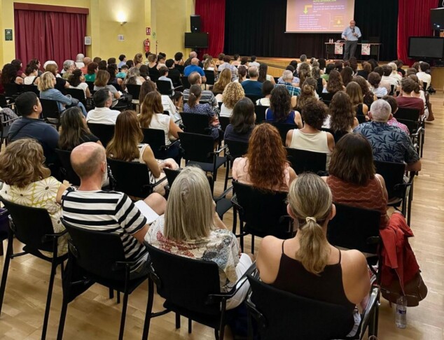 El doctor Antonio Ríos Sarrió impartiendo una conferencia ante un auditorio lleno de asistentes durante las jornadas 'Educando en el presente'.