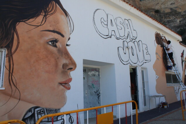 tardor trabajando en su nuevo mural en la entrada del casal jove de denia