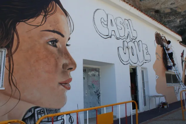 tardor trabajando en su nuevo mural en la entrada del casal jove de denia