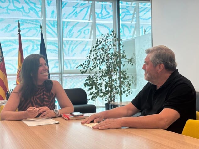 Dénia arranca a la Generalitat la fecha para reanudar las obras del CRIS y el CEEM, pero choca con las residencias 1 Imagen: Un momento del diálogo entre la secretaria autonómica, Rosa Ferrando, y el alcalde de Dénia, Rafa Carrió