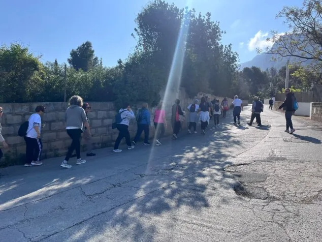 vecinos de denia caminan por un camino rural de la localidad durante una salida grupal