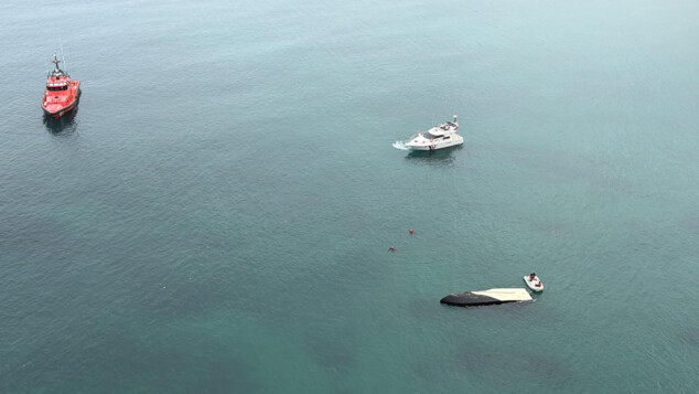 Velero volcado en el puerto de Dénia: los bomberos descartan tripulantes en su interior 2 Imagen: Velero eléctrico volcado y semihundido en el puerto de Dénia durante el operativo de emergencia