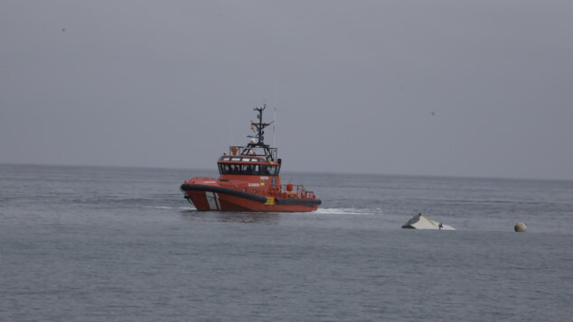 Velero volcado en el puerto de Dénia: los bomberos descartan tripulantes en su interior 3 velero hundido frente a la costa de denia