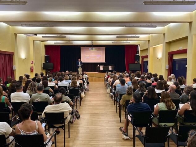 'Educando en el presente' en Dénia consigue una asistencia media de 150 personas por sesión 1 Imagen: Un ponente habla en un escenario frente a una pantalla ante un auditorio lleno de gente en Dénia.