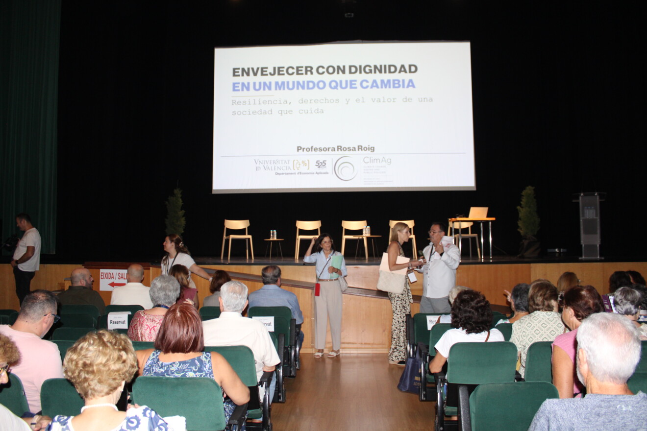 El auditorio del Centro Social de Dénia acoge la jornada de reflexión sobre longevidad, derechos, cuidados y los retos de envejecer con dignidad