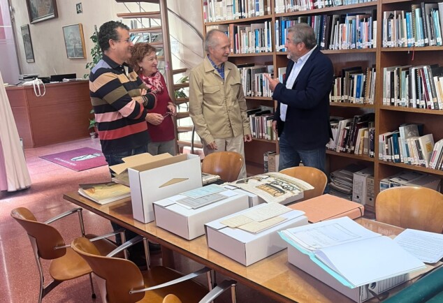 Imagen: El ingeniero Juan Ferrer Marsal dona documentación de la historia del puerto de Dénia
