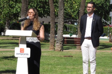 Safir Malonda, secretaria local de Compromís per Dénia, durante su intervención en el acto, acompañada por el concejal Valen Alcalà