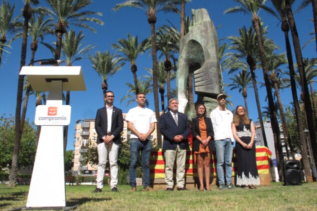 «Quedarse a vivir aquí no puede ser cuestión de suerte»: el acceso a la vivienda marca el 9 d'Octubre de Compromís en Dénia 3 Imagen: Representantes y cargos de Compromís ante el monumento a Jaume I en la plaza homónima de Dénia durante la celebración de la Diada