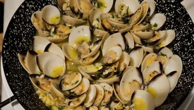 ¿Dónde almorzar en Dénia? Bocadillos, sepia y mucho más 14 almejas en salsa verde