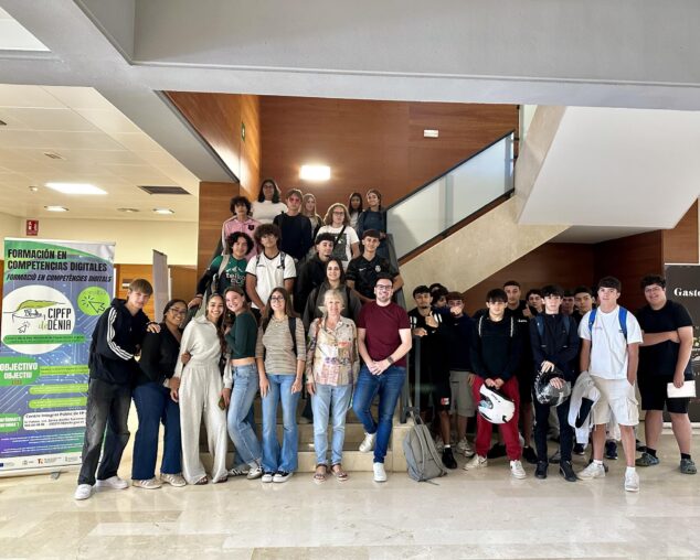 Estudiantes de hostelería de Dénia se forman en prevención de adicciones para un ocio seguro 1 Imagen: Foto de grupo de alumnos y profesores del CIPFP de Dénia tras una formación.