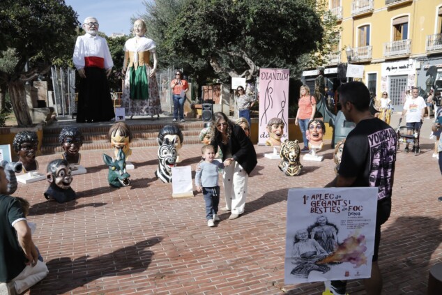 Cuando los gigantes tomaron las calles y las bestias encendieron la noche: el encuentro histórico de Dénia 13 aplec de gegants i besties de foc de denia 3