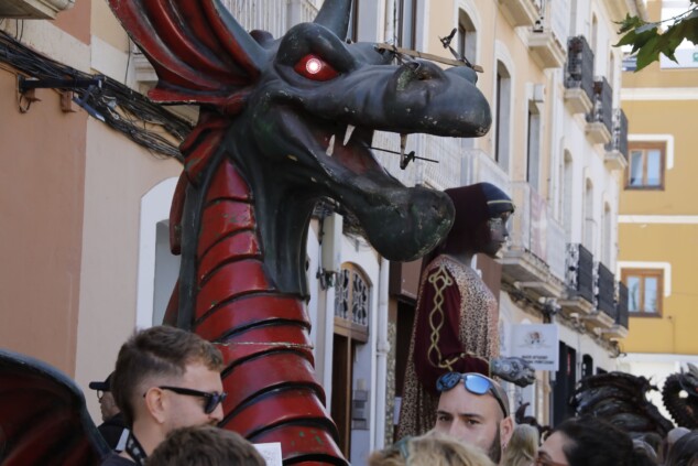 Cuando los gigantes tomaron las calles y las bestias encendieron la noche: el encuentro histórico de Dénia 62 aplec de gegants i besties de foc de denia 52