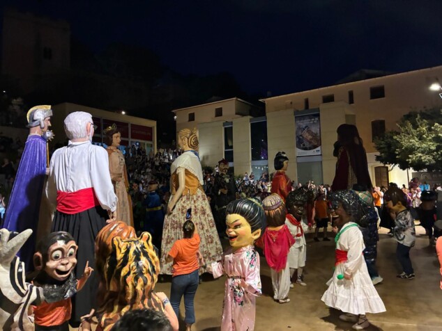 Cuando los gigantes tomaron las calles y las bestias encendieron la noche: el encuentro histórico de Dénia 72 aplec de gegants i besties de foc de denia 62