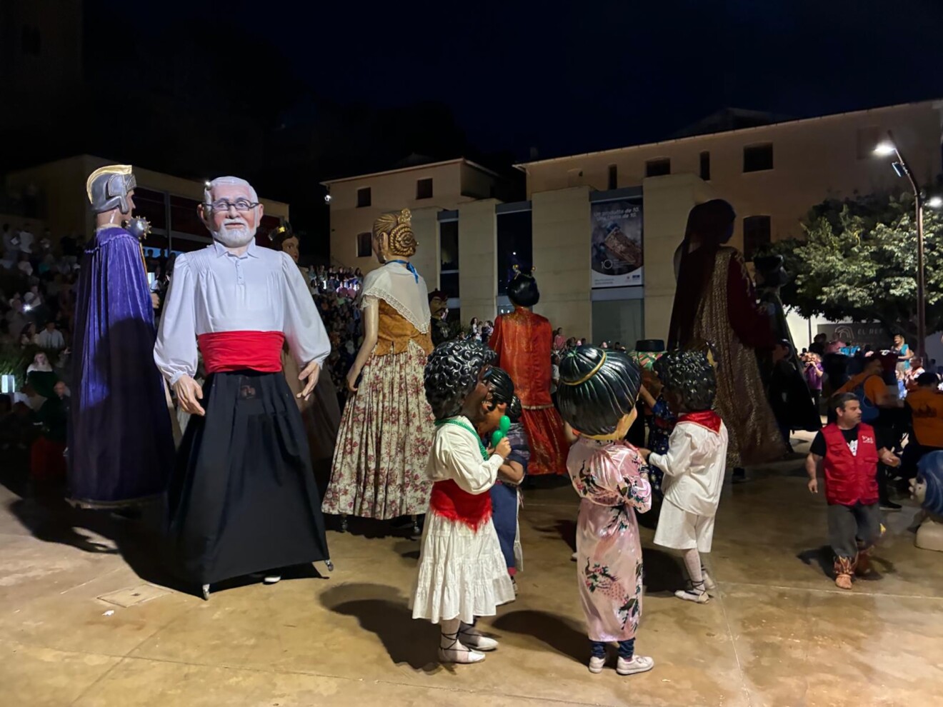 Gegants y Cabuts toman la plaza