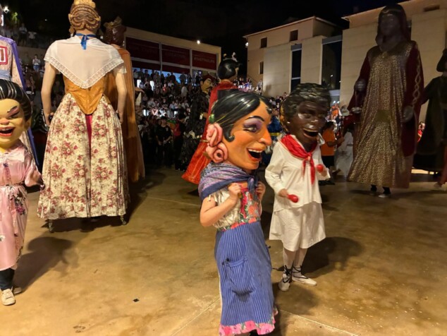 Cuando los gigantes tomaron las calles y las bestias encendieron la noche: el encuentro histórico de Dénia 74 aplec de gegants i besties de foc de denia 64