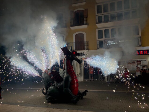 Cuando los gigantes tomaron las calles y las bestias encendieron la noche: el encuentro histórico de Dénia 80 aplec de gegants i besties de foc de denia 70