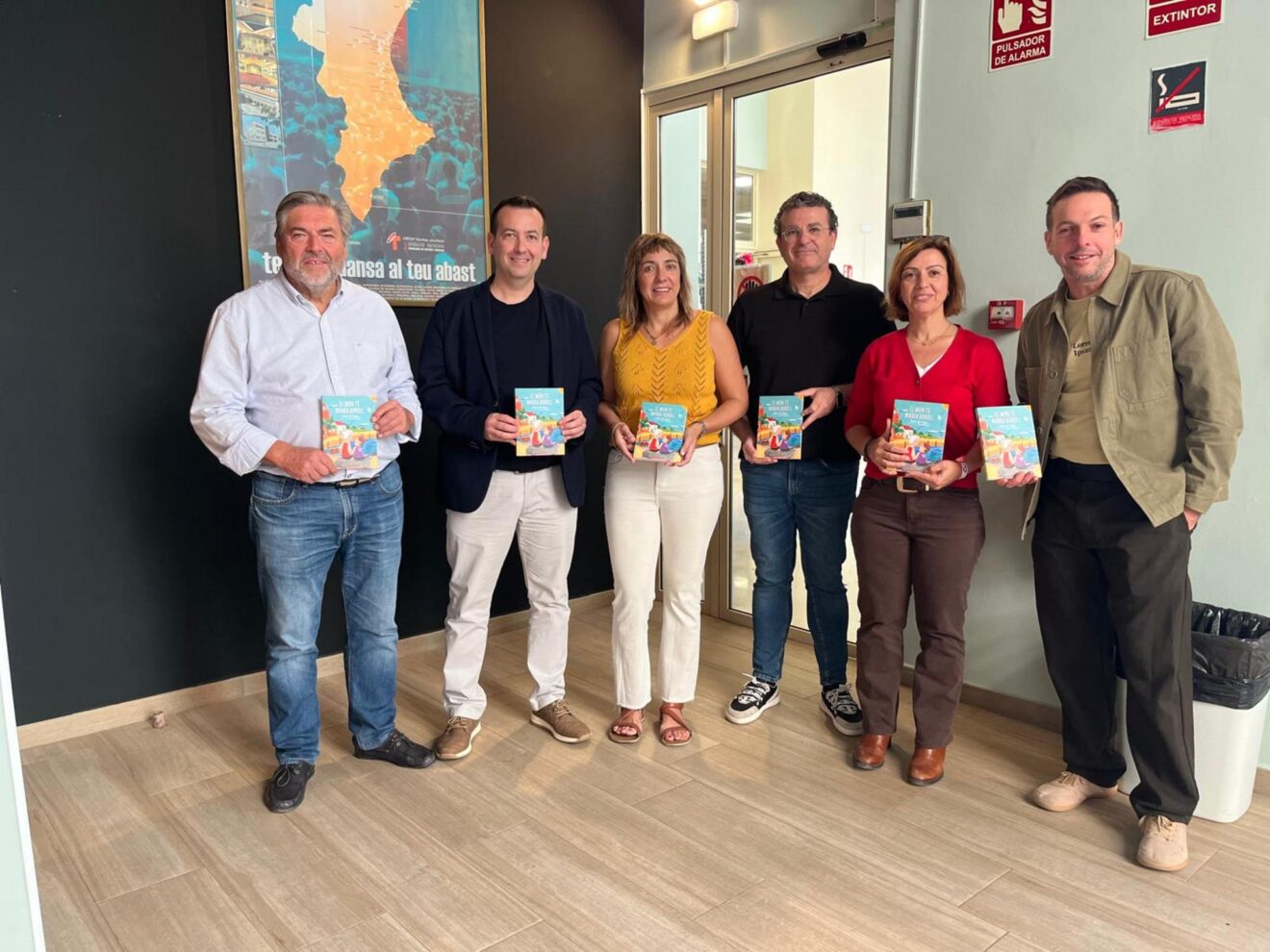 Autor y representantes institucionales con el libro ganador del IX Premi Ciutat de Dénia